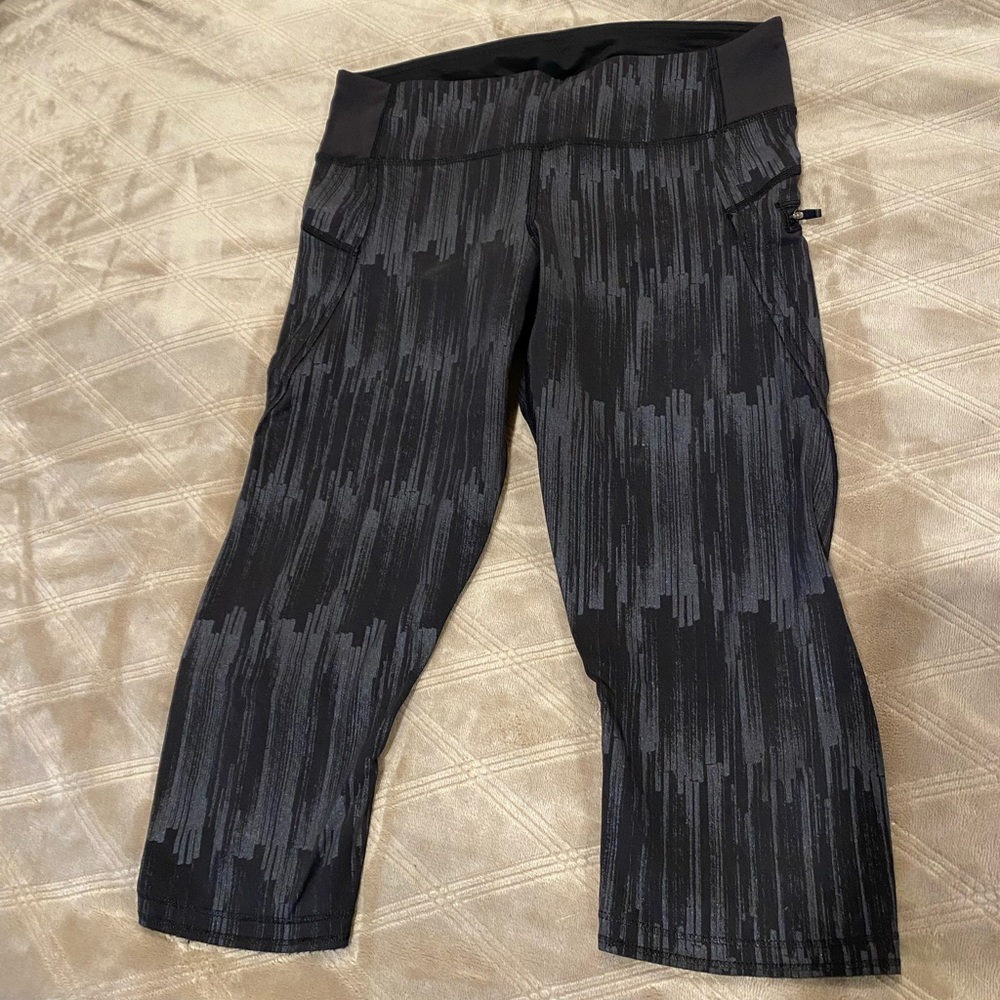Lululemon athletica cropped legging - EUC! Size 6